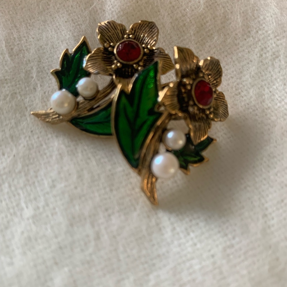 AVON Vintage Gold, Poinsettia pierced Earrings Holiday